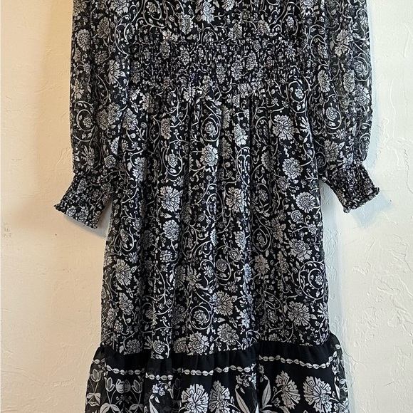 Old Navy Black and White Floral Smocked Waist Sheer Sleeves Maxi Dress Sz XS - Picture 9 of 11